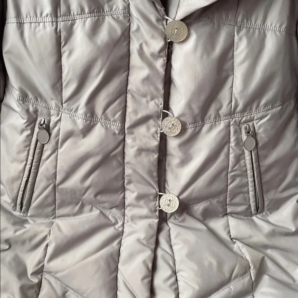 Tahari Light Gray Puffer Jacket.  Size Medium. - Picture 3 of 7
